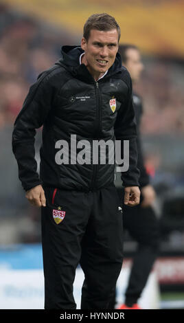 Munich, Allemagne. Le 05 Avr, 2017. L'entraîneur de Stuttgart, Hannes Wolf au cours de la 2e des gestes allemand Bundesliga match de foot entre TSV 1860 Munich et le VfB Stuttgart dans l'Allianz Arena de Munich, Allemagne, 05 avril 2017. (CONDITIONS D'EMBARGO - ATTENTION : En raison de la lignes directrices d'accréditation, le LDF n'autorise la publication et l'utilisation de jusqu'à 15 photos par correspondance sur internet et dans les médias en ligne pendant le match.) Photo : Sven Hoppe/dpa/Alamy Live News Banque D'Images