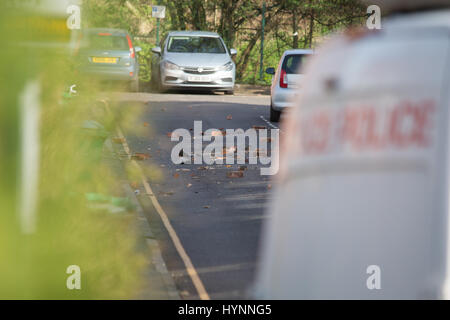 Nottingham, Royaume-Uni. 5 avril, 2017. Deux jeunes sont impliqués dans un face-à-face avec la police toute la journée à Nottingham, Royaume-Uni après avoir fui sur un toit et de jeter les débris sur la rue en bas. Crédit : Tom Clare/Alamy Live News Banque D'Images