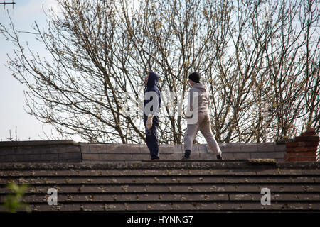 Nottingham, Royaume-Uni. 5 avril, 2017. Deux jeunes sont impliqués dans un face-à-face avec la police toute la journée à Nottingham, Royaume-Uni après avoir fui sur un toit et de jeter les débris sur la rue en bas. Crédit : Tom Clare/Alamy Live News Banque D'Images