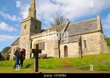 Peu Bredy, Dorset, UK. 5 avril, 2017. Météo britannique. Un jour de printemps ensoleillé, St Michel et tous les Anges, peu Bredy, Dorset Crédit : Stuart fretwell/Alamy Live News Banque D'Images