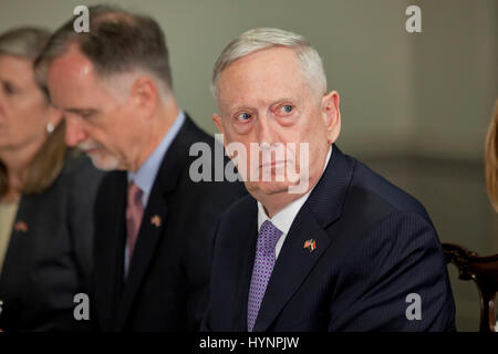 Avril 05, 2017, Washington, DC USA : Secrétaire de la défense de l'Égypte se félicite Jim Mattis président, Son Excellence Abdel Fattah al-Sisi, pour le pentagone.Credit : B Christopher/Alamy Live News Banque D'Images