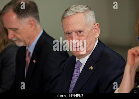 Avril 05, 2017, Washington, DC USA : Secrétaire de la défense de l'Égypte se félicite Jim Mattis président, Son Excellence Abdel Fattah al-Sisi, pour le pentagone.Credit : B Christopher/Alamy Live News Banque D'Images