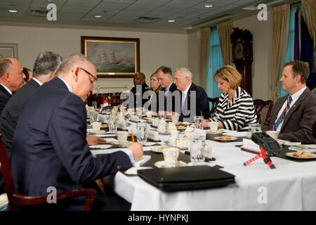 Avril 05, 2017, Washington, DC USA : Secrétaire de la défense de l'Égypte se félicite Jim Mattis président, Son Excellence Abdel Fattah al-Sisi, pour le pentagone.Credit : B Christopher/Alamy Live News Banque D'Images