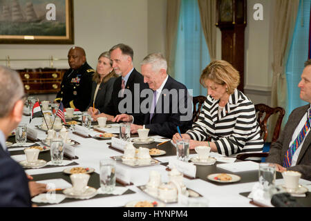 Avril 05, 2017, Washington, DC USA : Secrétaire de la défense de l'Égypte se félicite Jim Mattis président, Son Excellence Abdel Fattah al-Sisi, pour le pentagone.Credit : B Christopher/Alamy Live News Banque D'Images