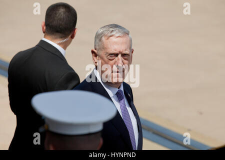 Avril 05, 2017, Washington, DC USA : Secrétaire de la défense de l'Égypte se félicite Jim Mattis président, Son Excellence Abdel Fattah al-Sisi, pour le pentagone.Credit : B Christopher/Alamy Live News Banque D'Images