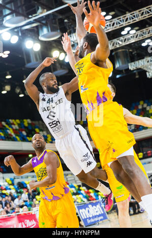 Copperbox Arena, Londres, 5 avril 2017. Des Aigles de Newcastle Rahmon Fletcher (44) sur l'atack contre les Lions de la défense. Les tensions exacerbées dans le match de championnat de basket-ball BBL entre accueil équipe Londres Les Lions et les aigles, Newcastle visiteurs en ce moment 2e dans la ligue, comme les deux équipes tentent de progresser à la finale des séries éliminatoires. Les Lions gagner 93-86. Credit : Imageplotter News et Sports/Alamy Live News Banque D'Images