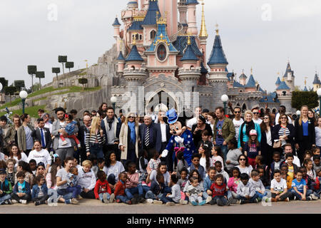 Paris, France. 4 avril 2017. Le secours populaire Français célèbre les 25 ans des copains du monde à Disneyland, Chessy, France. Banque D'Images