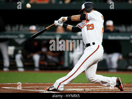 Baltimore, Maryland, USA. Le 05 Avr, 2017. Droit des orioles de Baltimore, fielder Joey Rickard (23) en action lors d'un match entre les Orioles de Baltimore et les Blue Jays de Toronto à Camden Yards de Baltimore, Maryland. Daniel Kucin Jr./Cal Sport Media/Alamy Live News Banque D'Images