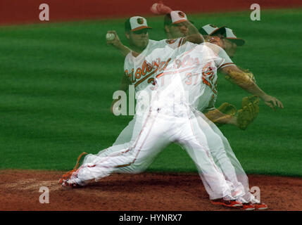 Baltimore, Maryland, USA. Le 05 Avr, 2017. De baseball Des Orioles de Baltimore, Dylan Bundy (37) en action lors d'un match entre les Orioles de Baltimore et les Blue Jays de Toronto à Camden Yards de Baltimore, Maryland. Daniel Kucin Jr./Cal Sport Media/Alamy Live News Banque D'Images