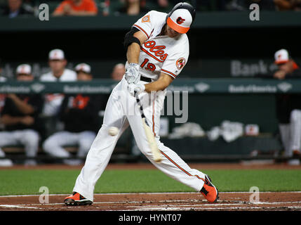 Baltimore, Maryland, USA. Le 05 Avr, 2017. Le joueur de premier but des orioles de Baltimore, Chris Davis (19) en action lors d'un match entre les Orioles de Baltimore et les Blue Jays de Toronto à Camden Yards de Baltimore, Maryland. Daniel Kucin Jr./Cal Sport Media/Alamy Live News Banque D'Images