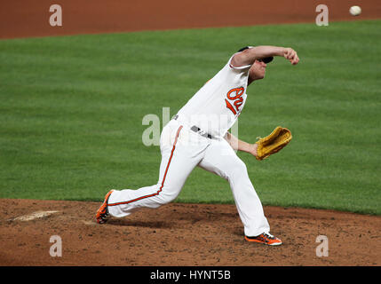 Baltimore, Maryland, USA. Le 05 Avr, 2017. De baseball Des Orioles de Baltimore, Dylan Bundy (37) en action lors d'un match entre les Orioles de Baltimore et les Blue Jays de Toronto à Camden Yards de Baltimore, Maryland. Daniel Kucin Jr./Cal Sport Media/Alamy Live News Banque D'Images