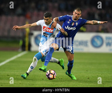 Napoli, Italie. 5ème apr 2017. Napoli's Elseid Hysaj (L) est en concurrence avec la Juventus' Stefano Sturaro durant la coupe d'Italie retour demi-finale-jambe à Naples, Italie, le 5 avril 2017. Credit : Alberto Lingria/Xinhua/Alamy Live News Banque D'Images