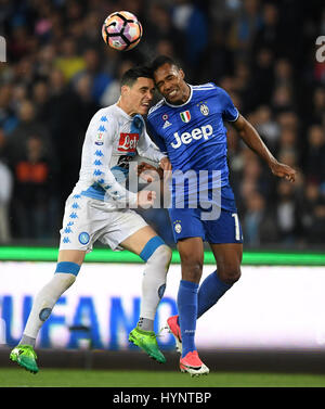 Napoli, Italie. 5ème apr 2017. Napoli's Jose Callejon (L) est en concurrence avec la Juventus' Alex Sandro durant la coupe d'Italie retour demi-finale-jambe à Naples, Italie, le 5 avril 2017. Credit : Alberto Lingria/Xinhua/Alamy Live News Banque D'Images