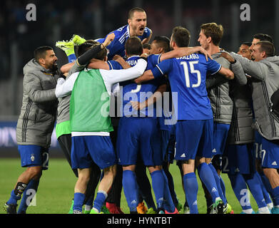 Napoli, Italie. 5ème apr 2017. Les joueurs de la Juventus' célébrer à la fin de la coupe d'Italie retour demi-finale-jambe entre Naples et la Juventus à Naples, Italie, le 5 avril 2017. Credit : Alberto Lingria/Xinhua/Alamy Live News Banque D'Images