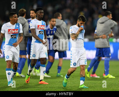 Napoli, Italie. 5ème apr 2017. Les joueurs du Napoli réagir à la fin de la coupe d'Italie retour demi-finale-jambe entre Naples et la Juventus à Naples, Italie, le 5 avril 2017. Credit : Alberto Lingria/Xinhua/Alamy Live News Banque D'Images