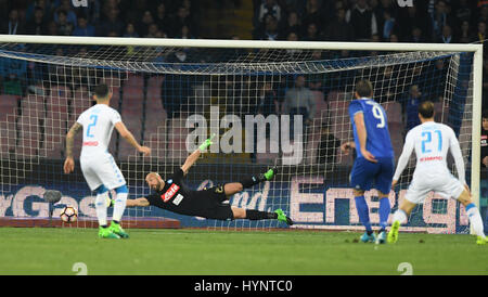 Napoli, Italie. 5ème apr 2017. La Juventus' Gonzalo Higuain marque au cours de la demi-finale retour coupe d'Italie contre la jambe de Naples à Naples, Italie, le 5 avril 2017. Credit : Alberto Lingria/Xinhua/Alamy Live News Banque D'Images