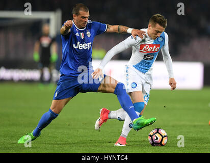 Napoli, Italie. 5ème apr 2017. La Juventus' Stefano Sturaro (L) en concurrence avec Napoli's Piotr Zielinsky durant la demi-finale de la Coupe italienne à Naples, Italie, le 5 avril 2017. Credit : Alberto Lingria/Xinhua/Alamy Live News Banque D'Images