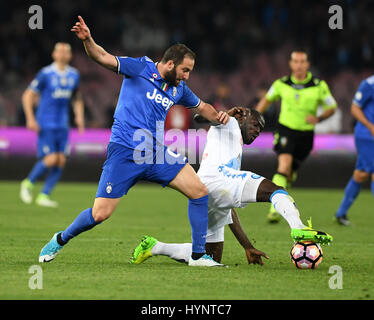 Napoli, Italie. 5ème apr 2017. La Juventus' Gonzalo Higuain (avant l) en concurrence avec Kalidou Koulibaly Napoli's au cours de la demi-finale de la Coupe italienne des pattes de retour à Naples, Italie, le 5 avril 2017. Credit : Alberto Lingria/Xinhua/Alamy Live News Banque D'Images