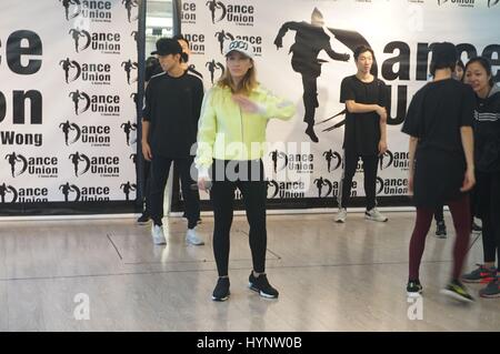 Hong Kong, Chine. Le 05 Avr, 2017. Coco Lee répétitions difficile pour sa tournée à Hongkong, Chine, le 05 avril, 2017.(Photo par TPG) Credit : TopPhoto/Alamy Live News Banque D'Images