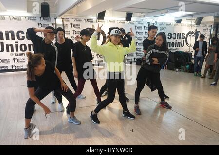 Hong Kong, Chine. Le 05 Avr, 2017. Coco Lee répétitions difficile pour sa tournée à Hongkong, Chine, le 05 avril, 2017.(Photo par TPG) Credit : TopPhoto/Alamy Live News Banque D'Images