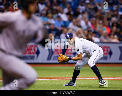 Tropicana Field, en Floride, aux États-Unis. Le 05 Avr, 2017. Floride, USA-Rays de Tampa Bay de troisième but Evan Longoria (3) domaines de premier but des Yankees de New York Greg Bird (33) bunt dans la 6e manche du match entre les Yankees et les rayons au Tropicana Field, en Floride, aux États-Unis. Del Mecum/CSM/Alamy Live News Banque D'Images