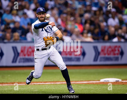 Tropicana Field, en Floride, aux États-Unis. Le 05 Avr, 2017. Floride, USA-Rays de Tampa Bay de troisième but Evan Longoria (3) domaines de premier but des Yankees de New York Greg Bird (33) bunt et jette à la première base pour la 6e manche dans le dans le match entre les Yankees et les rayons au Tropicana Field, en Floride, aux États-Unis. Del Mecum/CSM/Alamy Live News Banque D'Images