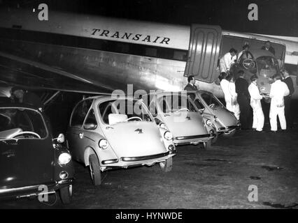 01 janvier 1957 - 100 Miles par heure. Par AVION DE VOITURES ALLEMAGNE : le premier lot de 100 miles par heure. Heinkel trois voitures de la roue d'être transporté à ce pays - dans le cadre de l'augmentation des exportations allemandes - est arrivé à l'aéroport de Croydon aujourd'hui. Les nouveaux sièges de voiture deux enfants et deux adultes - et les coûts &pound;398. Les contrats sont en cours de préparation pour les voitures d'être fabriqués dans ce pays. Photo : Keystone montre- Certains des machines alignées dont une autre est déchargé de l'avion à Croydon cet après-midi. (Crédit Image : © Keystone Press Agency/Keystone USA par ZUMAPRESS.com) Banque D'Images