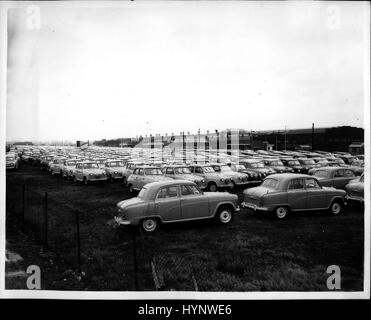 Mar. 03, 1956 - Les constructeurs d'accumuler leurs voitures une compression 'gouvernement'' arrête les ventes : des centaines de nouvelles voitures britanniques sont alignés dans les parkings à l'extérieur de la plupart des grandes usines britanniques dont le Groupe Rootes de Coventry la société Standard à Conventry également et l'usine de Birmingham à Austin. Les voitures restent invendus d'après les experts en raison du budget de l'état ''presser'' qui fait qu'il est nécessaire pour un paiement en espèces de 50 p.c. sur toutes les nouvelles voitures. Photo montre la scène sur le parking de la nouvelle Austin's - A. 30 ans Westminster et Cambridge est à la base de la B.I.F. au château d'Bromi Banque D'Images