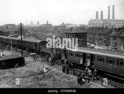 Juillet 07, 1958 - beaucoup de blessés à Londres : accident ferroviaire entre trente et quarante personnes ont été blessées ce matin dans une collision entre un train à vapeur et un train électrique à Maze Hill railway station, Greenwich. La photo montre la vue générale montrant l'épave après l'accident - trains à Maze Hill, Greenwich aujourd'hui. (Crédit Image : © Keystone Press Agency/Keystone USA par ZUMAPRESS.com) Banque D'Images