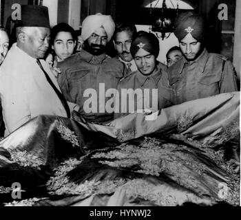 Le 12 décembre 1957 - Nasser est titulaire d'Enchères Vente de biens d'Ex-King Farouk et Ex-Queen Narriman. : l'ancien Palais Royal au Caire a été récemment les scènes d'une vente aux enchères d'articles, y compris pour les manteaux - cars - tapisseries, etc., appartenant à l'ancien roi Farouk - Ex-Queen Ex-Queen Farida et Narriman. Photo : Keystone montre- Indiens membres de la forces d'urgence des Nations Unies - en congé au Caire - intérêt certains des tapisseries et rideaux offerts aux enchères. (Crédit Image : © Keystone Press Agency/Keystone USA par ZUMAPRESS.com) Banque D'Images