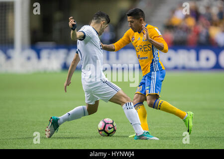 Vancouver, Canada. 5ème apr 2017. Matias Laba (15) des Whitecaps de Vancouver, et Javier Aquino (20) de Tigres UANL, lutte pour le ballon. Défaite 2-1 Whitecaps tigres. Demi-finale de la Concacaf, les Whitecaps de Vancouver vs Tigres UANL, BC Place Stadium. Credit : Gerry Rousseau/Alamy Live News Banque D'Images