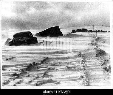 10 févr. 02, 1958 - Blizzard provoque le chaos routier en Grande-Bretagne : l'une des pires blizzards pendant plusieurs années a provoqué le chaos sur les routes - et certains villages sont coupés. Trente mille kilomètres de routes ont été unusuable et une centaine de grandes routes bloquées. La photo montre la scène de désolation c'était hier que les voitures et camions entassés sur la route à Sheffield woodhead. La route a fusionné avec les champs. (Crédit Image : © Keystone Press Agency/Keystone USA par ZUMAPRESS.com) Banque D'Images