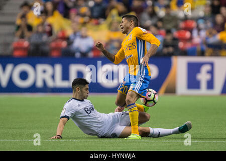 Vancouver, Canada. 5ème apr 2017. Matias Laba (15) des Whitecaps de Vancouver s'attaque Javier Aquino (20) de Tigres UANL. Défaite 2-1 Whitecaps tigres. Demi-finale de la Concacaf, les Whitecaps de Vancouver vs Tigres UANL, BC Place Stadium. Credit : Gerry Rousseau/Alamy Live News Banque D'Images