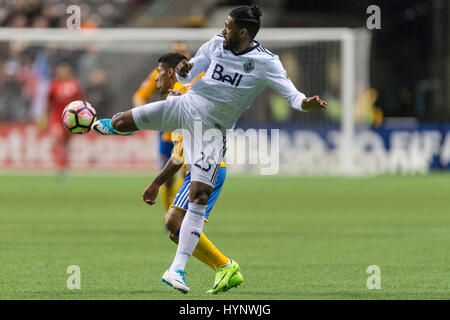 Vancouver, Canada. 5ème apr 2017. Sheanon Williams (25) des Whitecaps de Vancouver faisant dévier le ballon loin de Javier Aquino (20) de Tigres UANL. Tigres défaite 2-1 Whitecaps.demi-finale de la Concacaf, Whitecaps de Vancouver vs Tigres UANL, BC Place Stadium. Credit : Gerry Rousseau/Alamy Live News Banque D'Images