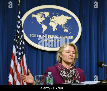 Washington, DC, USA. 5ème apr 2017. Susan Thornton, Secrétaire adjoint par intérim des États-Unis d'État, prend la parole lors d'une réunion de travail au centre de la presse étrangère à Washington, DC, la capitale des États-Unis, le 5 avril 2017. Les États-Unis veulent avoir l'engagement de haut niveau avec la Chine, Susan Thornton a dit mercredi. Credit : Bao Dandan/Xinhua/Alamy Live News Banque D'Images