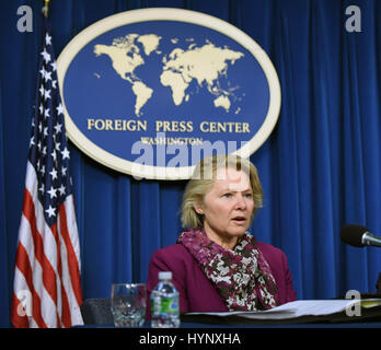 Washington, DC, USA. 5ème apr 2017. Susan Thornton, Secrétaire adjoint par intérim des États-Unis d'État, prend la parole lors d'une réunion de travail au centre de la presse étrangère à Washington, DC, la capitale des États-Unis, le 5 avril 2017. Les États-Unis veulent avoir l'engagement de haut niveau avec la Chine, Susan Thornton a dit mercredi. Credit : Bao Dandan/Xinhua/Alamy Live News Banque D'Images