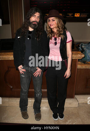 Los Angeles, Californie, USA. Le 05 Avr, 2017. Drea de Matteo, Shooter Jennings, au 'SHOT ! Le Mantra spirituel Psycho Rock' Première mondiale à la rainure à la Pacific Theatres du Grove en Californie le 05 avril 2017. Credit : MediaPunch Inc/Alamy Live News Banque D'Images