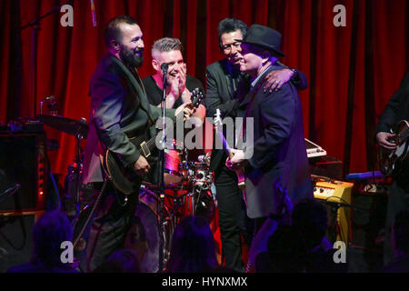 Londres, Royaume-Uni. 5 avril, 2017. Alejandro Escovedo live sur scène avec John Perry (seuls) au Bush Hall à Londres. Date de la photo : le mercredi 5 avril 2017. Credit : Roger Garfield/Alamy Live News Banque D'Images