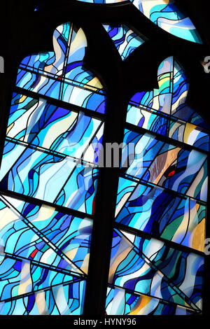 Cathédrale de Hereford, Royaume-Uni. 6ème apr 2017. Appuyez sur Aperçu du nouveau monument commémoratif du Special Air Service - Cathédrale l'installation est appelée 'Ascension' et est par l'artiste John Maine. Il dispose d'une période de neuf mètres de haut verrière qui contient plus de 3 000 morceaux de verre de couleur dans les vitrages de parallaxe et de la sculpture sur pierre à la base. Hereford est le foyer de la Special Air Services Regiment ( 22 ) SAS. Crédit : Steven Mai/Alamy Live News Banque D'Images