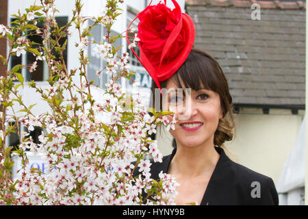 Liverpool, Merseyside, Royaume-Uni. 6ème apr 2017. Johanne Edwards à la chapellerie Grand Festival national d'Aintree. À la lumière des années précédentes, lorsque les participants ont eu l'attention pour toutes les mauvaises raisons, les fonctionnaires au Grand National a encouragé cette année, l'racegoers à 'smarten jusqu' à rendre l'événement plus "d'inspiration". /AlamyLiveNews MediaWorldImages crédit ; Banque D'Images