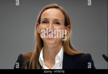 Düsseldorf, Allemagne. 6ème apr 2017. dpatop - Simone Bagel-Trah, la présidente du conseil d'administration de Henkel, à l'assemblée générale de l'entreprise à Duesseldorf, Allemagne, 6 avril 2017. Photo : Ina Fassbender/dpa/Alamy Live News Banque D'Images