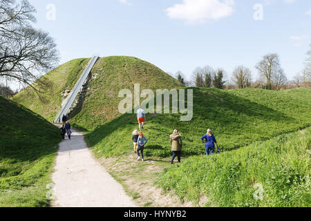 Castle Hill, Thetford, UK. 6ème apr 2017. La nouvelle installation steps vers le haut de la 12e siècle motte, Castle Hill, Thetford, UK Crédit : Keith Mindham/Alamy Live News Banque D'Images