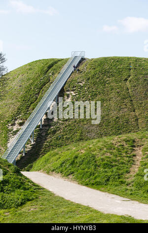 Castle Hill, Thetford, UK. 6ème apr 2017. Peut-être que l'ancienne façon est plus amusant, les enfants de grimper la colline du Château, Thetford, avant l'ouverture officielle du nouveau escaliers vers le haut de la 12e siècle motte, UK Crédit : Keith Mindham/Alamy Live News Banque D'Images