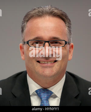 Düsseldorf, Allemagne. 6ème apr 2017. dpatop - Carsten Knobel, le directeur financier de la chimie allemande et des biens de consommation Henkel, à l'inquiétude de l'assemblée générale de l'entreprise à Duesseldorf, Allemagne, 6 avril 2017. Photo : Ina Fassbender/dpa/Alamy Live News Banque D'Images