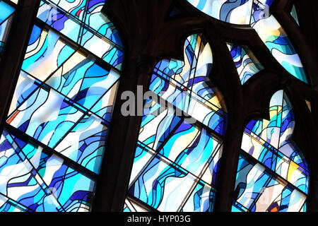 Cathédrale de Hereford, Royaume-Uni. 6ème apr 2017. Appuyez sur Aperçu du nouveau monument commémoratif du Special Air Service - Cathédrale l'installation est appelée 'Ascension' par le sculpteur et artiste John Maine. Il dispose d'une période de neuf mètres de haut verrière qui contient plus de 3 000 morceaux de verre de couleur dans les vitrages de parallaxe et de la sculpture sur pierre à la base. Hereford est à la maison pour le Special Air Service Regiment ( 22 ) SAS. Photo Steven Mai /Alamy Live News Banque D'Images