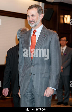 Tokyo, Japon. 06 avril 2017. Roi d'Espagne Felipe VI accueille des représentants japonais qui font la promotion de la langue et la culture espagnoles le 6 avril 2017, Tokyo, Japon. Le roi et son épouse, la Reine Letitia, rencontrera le Premier ministre japonais Shinzo Abe ce soir dans le cadre de leur visite de 4 jours. Credit : Rodrigo Reyes Marin/AFLO/Alamy Live News Banque D'Images