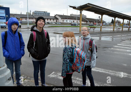 Sumperk, République tchèque. 06 avr, 2017. Grève des chauffeurs de bus de transport régulier dans les régions en raison de bas salaires de Sumperk, en République tchèque, le 6 avril 2017. Une vague de grèves pour l'augmentation des salaires est retourné en République tchèque dans un temps de prospérité économique. Credit : Vladislav Galgonek/CTK Photo/Alamy Live News Banque D'Images