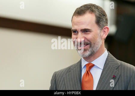 Tokyo, Japon. 06 avril 2017. Roi d'Espagne Felipe VI accueille des représentants japonais qui font la promotion de la langue et la culture espagnoles le 6 avril 2017, Tokyo, Japon. Le roi et son épouse, la Reine Letizia, rencontrera le Premier ministre japonais Shinzo Abe ce soir dans le cadre de leur visite de 4 jours. Credit : Rodrigo Reyes Marin/AFLO/Alamy Live News Banque D'Images