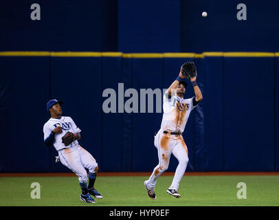 Tropicana Field. Le 05 Avr, 2017. Floride, USA-Rays de Tampa Bay center fielder Mallex Smith (0) montres Rays de Tampa Bay center fielder Kevin Kiermaier (39) attraper New York Yankees voltigeur de droite juge Aaron (99) fly ball dans la 9e manche pour gagner le match 4-1 entre les Yankees et les rayons au Tropicana Field. Del Mecum/CSM/Alamy Live News Banque D'Images