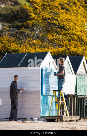 Bournemouth, Dorset, UK. 6ème apr 2017. Météo France : belle chaude journée ensoleillée comme visiteurs chef de la mer à profiter du soleil sur les plages de Bournemouth. Peinture des cabines de plage hommes Crédit : Carolyn Jenkins/Alamy Live News Banque D'Images